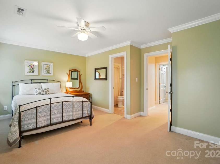 1042 Heather Glen Drive, Matthews, NC 28104.  MLS# CAR4270190, YatesRealty ID 23020. Secondary Bedroom w/ Ensuite
