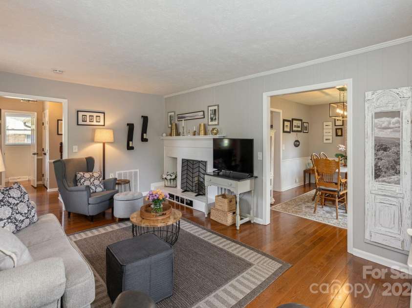 112 Underhill Road, Hendersonville, NC 28792.  MLS# CAR4274502, YatesRealty ID 23022. 