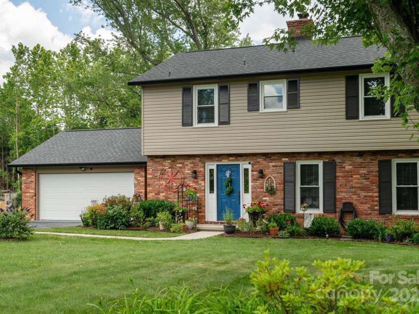 112 Underhill Road, Hendersonville, NC 28792.  MLS# CAR4274502, YatesRealty ID 23022. 