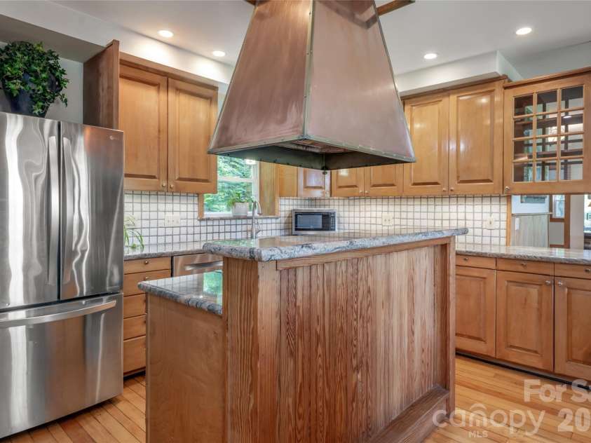 162 Merrills Chase Road, Asheville, NC 28803.  MLS# CAR4380452, YatesRealty ID 23024. 