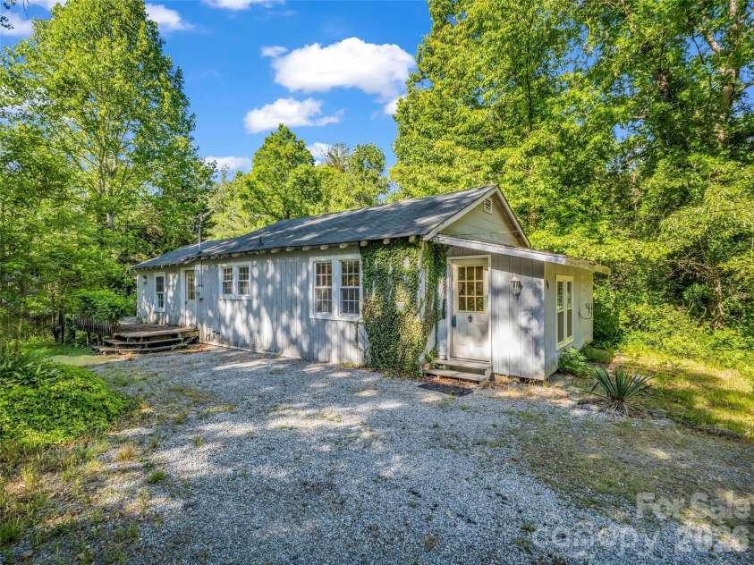 315 Alabama Avenue, Hendersonville, NC 28739.  MLS# CAR4382414, YatesRealty ID 23027. 