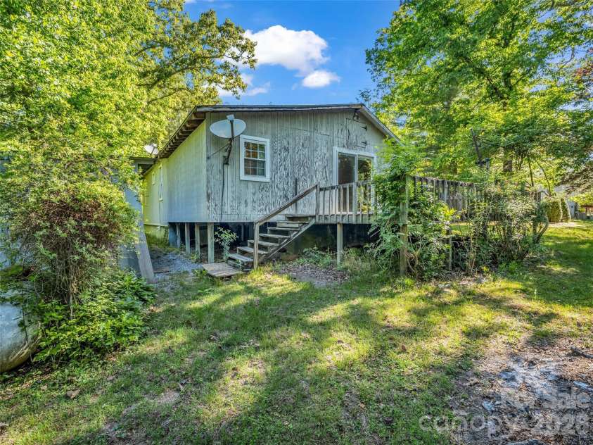 315 Alabama Avenue, Hendersonville, NC 28739.  MLS# CAR4382414, YatesRealty ID 23027. 