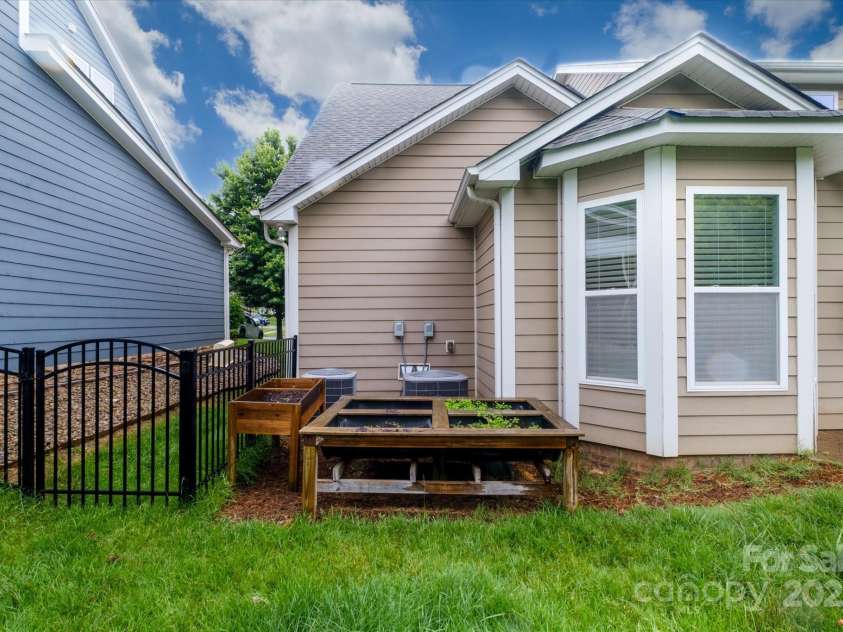 4323 Bright Road, Charlotte, NC 28214.  MLS# CAR4264585, YatesRealty ID 23028. 