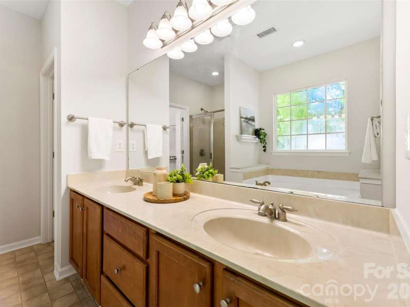 6237 Breckfield Court, Charlotte, NC 28278.  MLS# CAR4382615, YatesRealty ID 23028. 