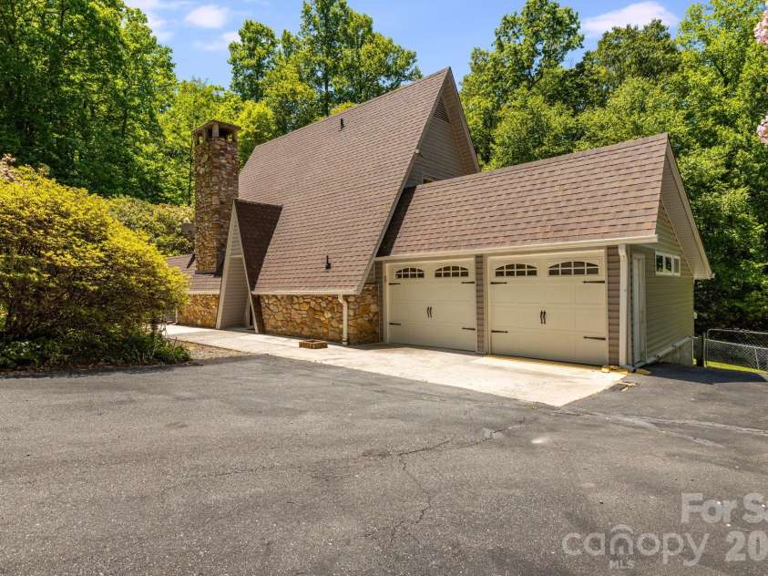 45 Echo Hills Drive, Fairview, NC 28730.  MLS# CAR4381421, YatesRealty ID 23030. 
