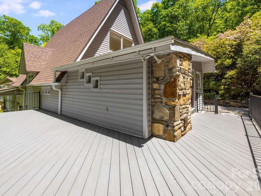 45 Echo Hills Drive, Fairview, NC 28730.  MLS# CAR4381421, YatesRealty ID 23030. 