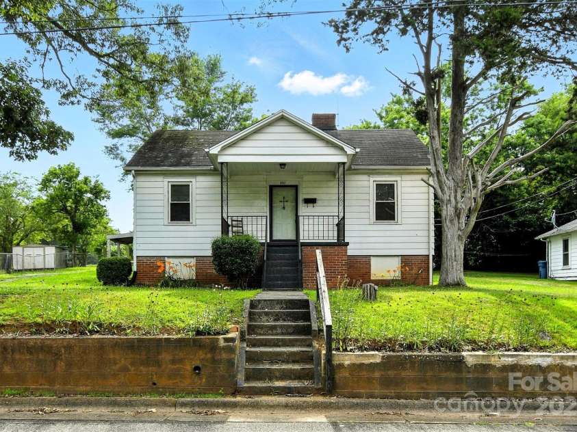450 1st Street, Hickory, NC 28602.  MLS# CAR4275535, YatesRealty ID 23031. 
