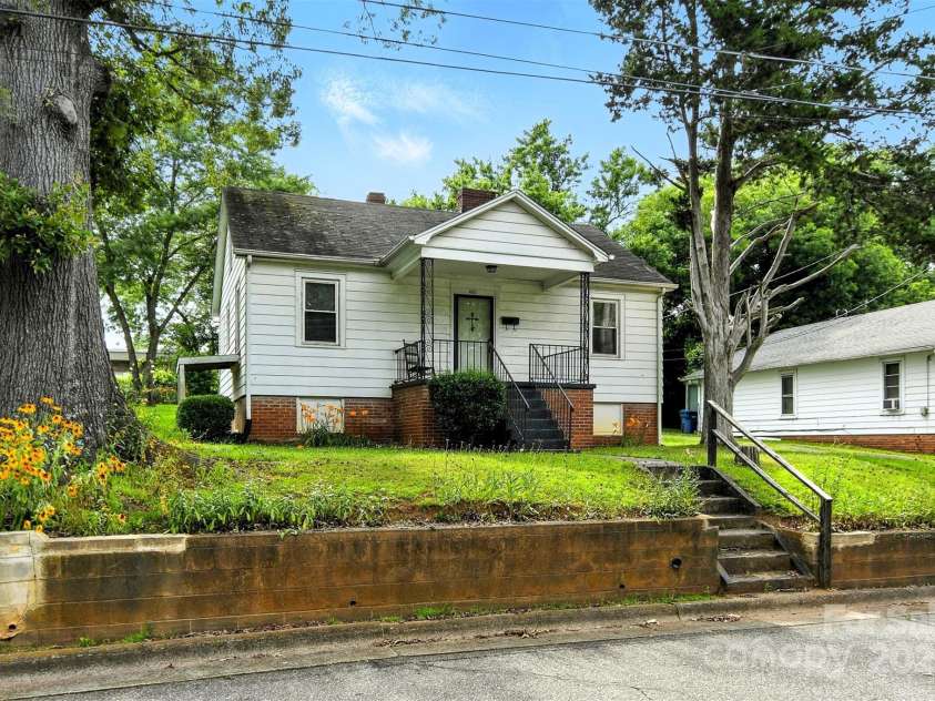 450 1st Street, Hickory, NC 28602.  MLS# CAR4275535, YatesRealty ID 23031. 