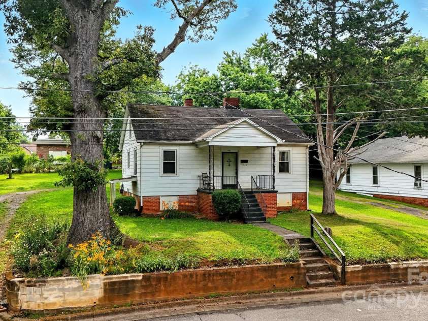 450 1st Street, Hickory, NC 28602.  MLS# CAR4275535, YatesRealty ID 23031. 