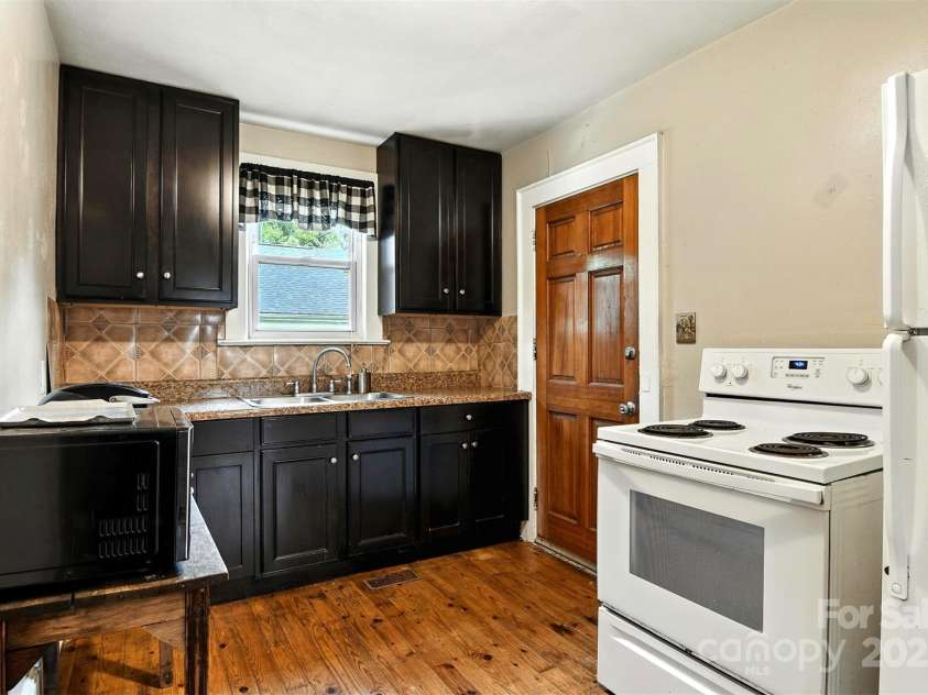 450 1st Street, Hickory, NC 28602.  MLS# CAR4275535, YatesRealty ID 23031. 