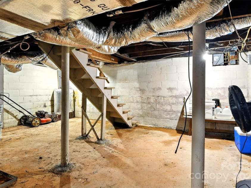 450 1st Street, Hickory, NC 28602.  MLS# CAR4275535, YatesRealty ID 23031. 