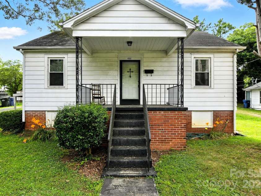 450 1st Street, Hickory, NC 28602.  MLS# CAR4275535, YatesRealty ID 23031. 