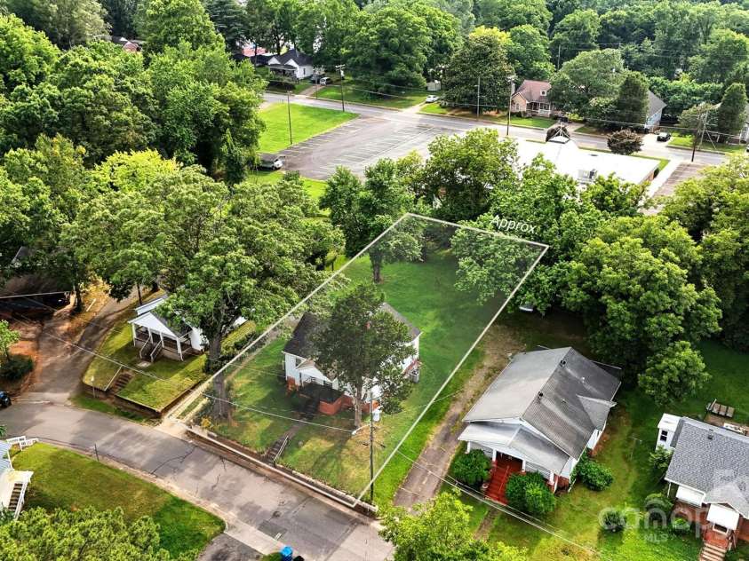 450 1st Street, Hickory, NC 28602.  MLS# CAR4275535, YatesRealty ID 23031. 