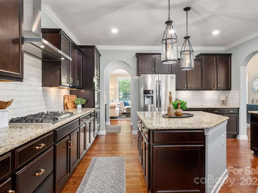 1805 Trading Path Lane, Waxhaw, NC 28173.  MLS# CAR4273259, YatesRealty ID 23032. Beautiful kitchen with wood floors and granite counter tops