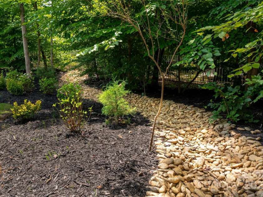 1805 Trading Path Lane, Waxhaw, NC 28173.  MLS# CAR4273259, YatesRealty ID 23032. Beautiful river rock landscaping