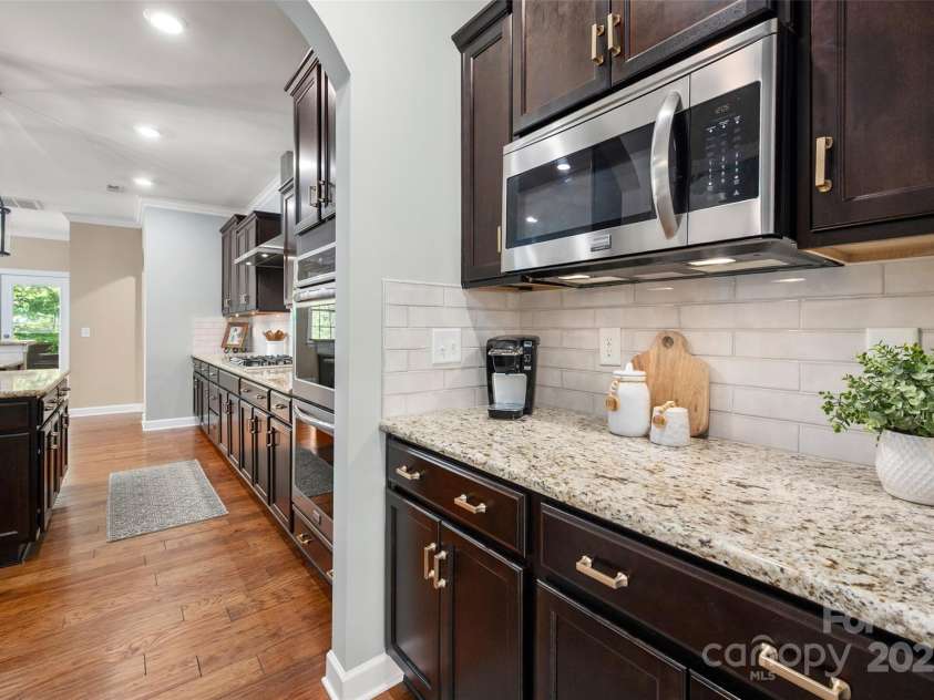 1805 Trading Path Lane, Waxhaw, NC 28173.  MLS# CAR4273259, YatesRealty ID 23032. Butlers pantry makes the perfect coffee bar