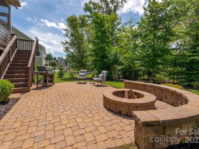 1805 Trading Path Lane, Waxhaw, NC 28173.  MLS# CAR4273259, YatesRealty ID 23032. Fire Pit