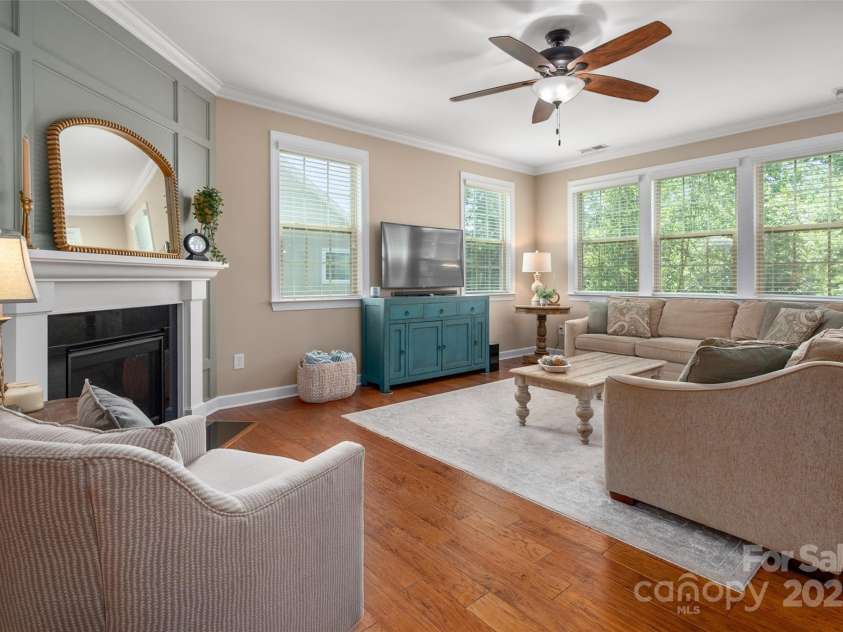 1805 Trading Path Lane, Waxhaw, NC 28173.  MLS# CAR4273259, YatesRealty ID 23032. Spacious family room with abundance of windows