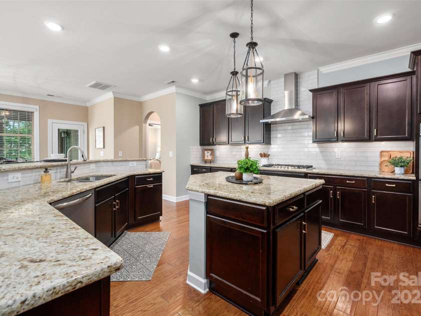 1805 Trading Path Lane, Waxhaw, NC 28173.  MLS# CAR4273259, YatesRealty ID 23032. SS appliances, 5 burner gas cook tops and dual wall overns