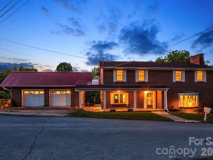 284 Chestnut Street, Mars Hill, NC 28754.  MLS# CAR4378070, YatesRealty ID 23032. 