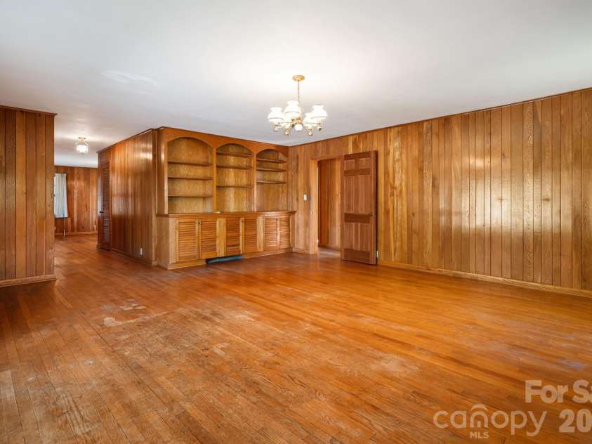 284 Chestnut Street, Mars Hill, NC 28754.  MLS# CAR4378070, YatesRealty ID 23032. 