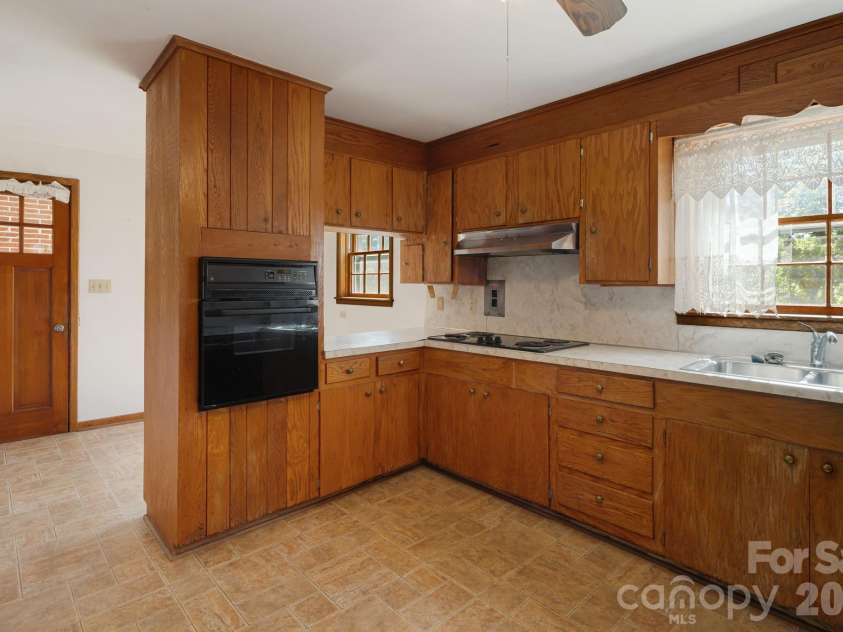 284 Chestnut Street, Mars Hill, NC 28754.  MLS# CAR4378070, YatesRealty ID 23032. 