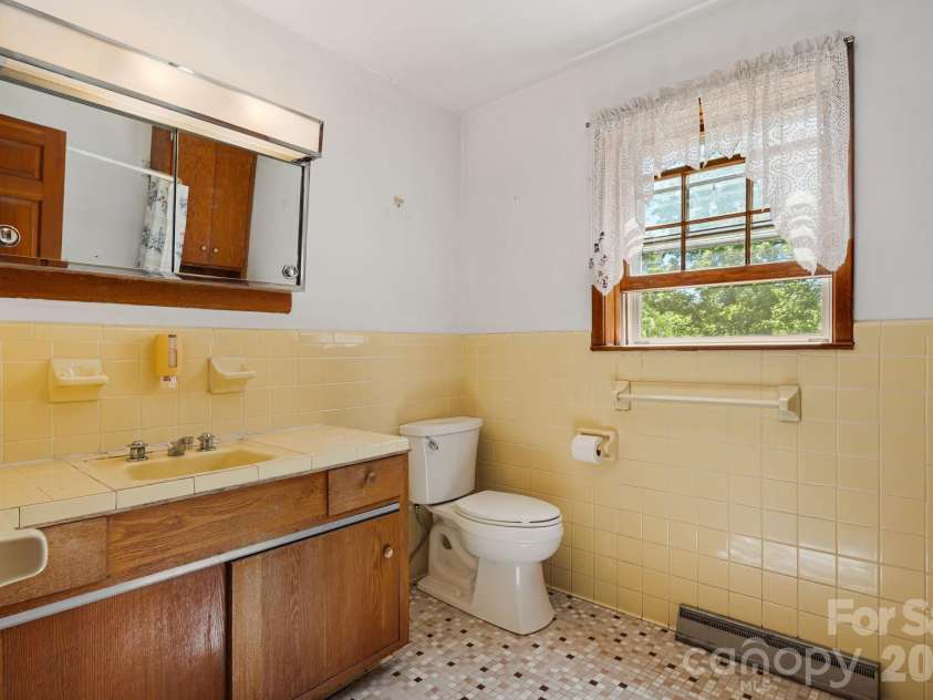 284 Chestnut Street, Mars Hill, NC 28754.  MLS# CAR4378070, YatesRealty ID 23032. 