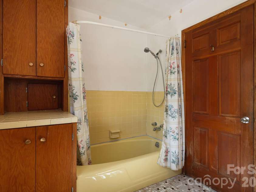 284 Chestnut Street, Mars Hill, NC 28754.  MLS# CAR4378070, YatesRealty ID 23032. 