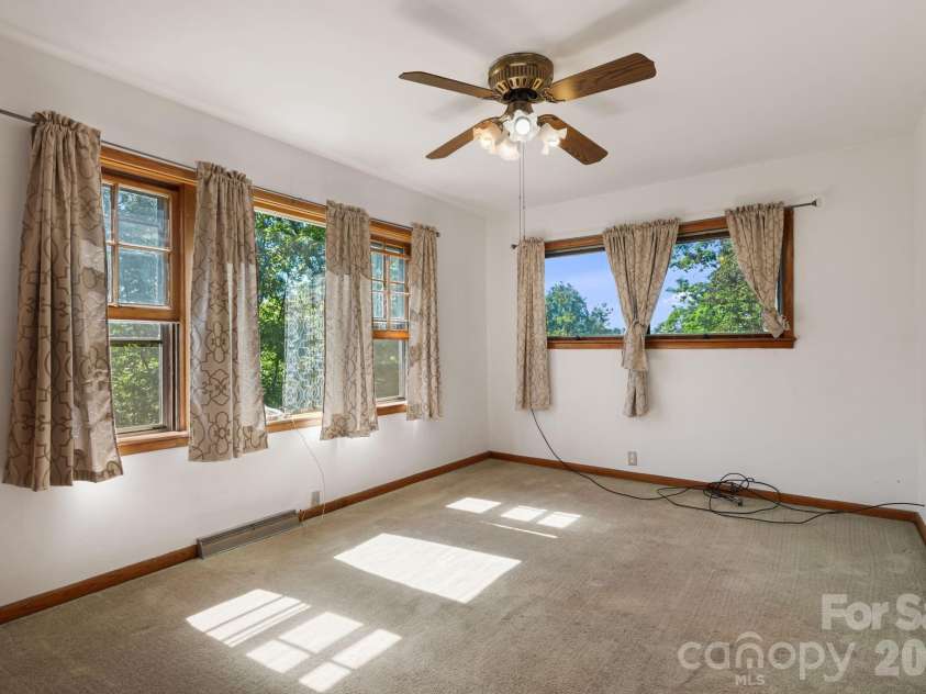 284 Chestnut Street, Mars Hill, NC 28754.  MLS# CAR4378070, YatesRealty ID 23032. 