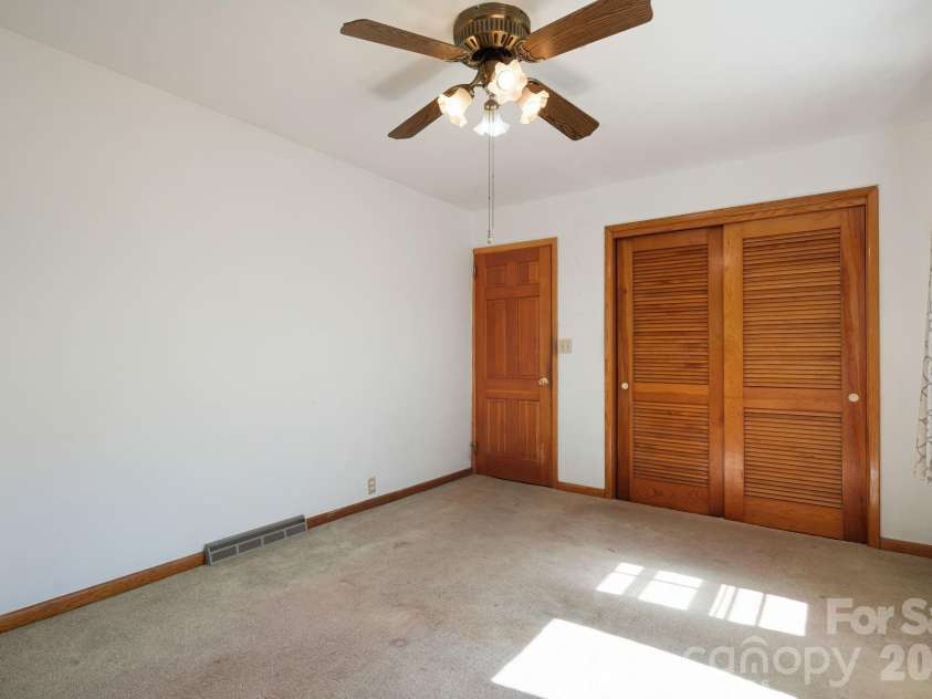 284 Chestnut Street, Mars Hill, NC 28754.  MLS# CAR4378070, YatesRealty ID 23032. 