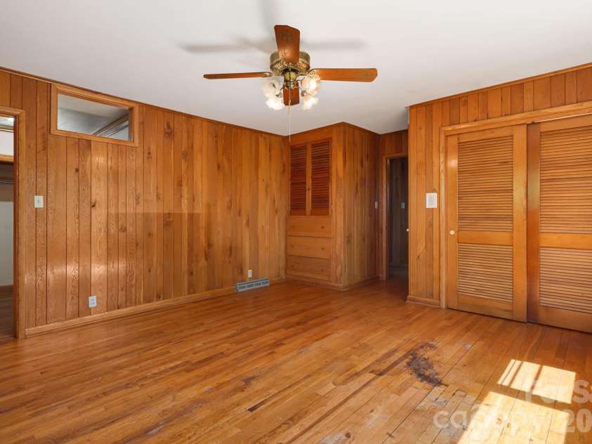 284 Chestnut Street, Mars Hill, NC 28754.  MLS# CAR4378070, YatesRealty ID 23032. 