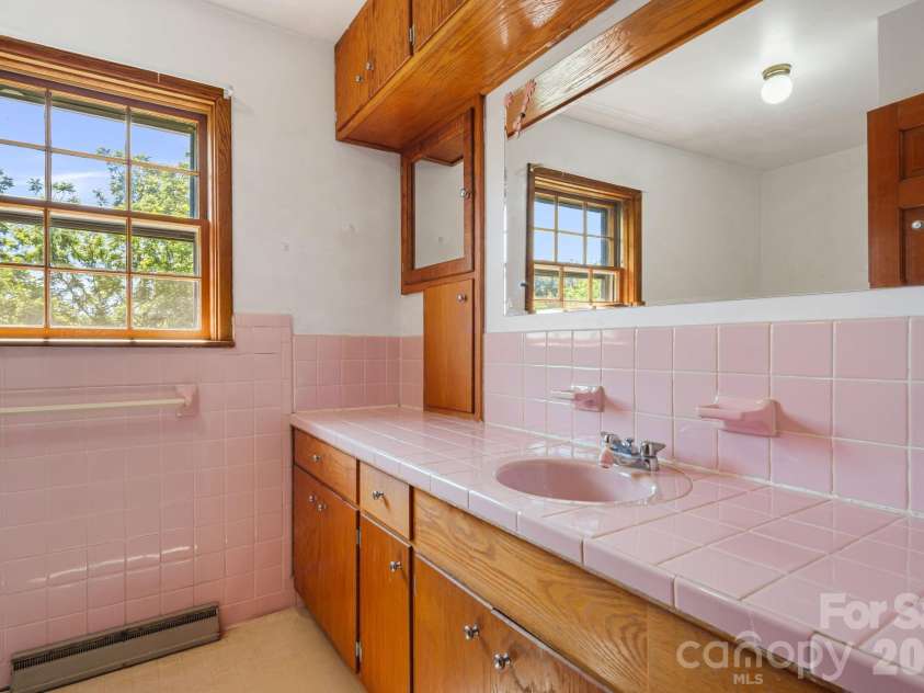 284 Chestnut Street, Mars Hill, NC 28754.  MLS# CAR4378070, YatesRealty ID 23032. 