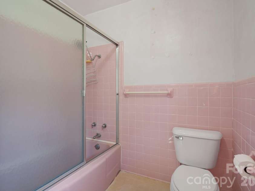 284 Chestnut Street, Mars Hill, NC 28754.  MLS# CAR4378070, YatesRealty ID 23032. 