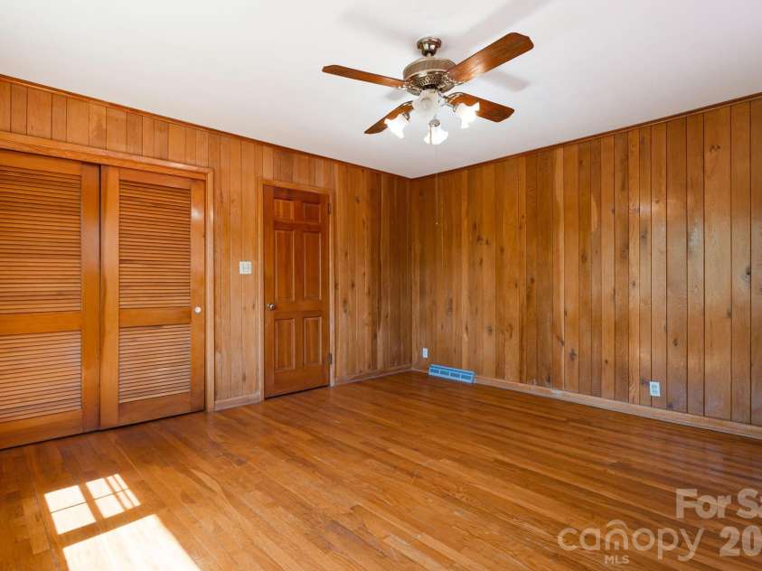 284 Chestnut Street, Mars Hill, NC 28754.  MLS# CAR4378070, YatesRealty ID 23032. 