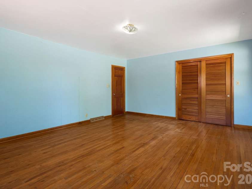 284 Chestnut Street, Mars Hill, NC 28754.  MLS# CAR4378070, YatesRealty ID 23032. 