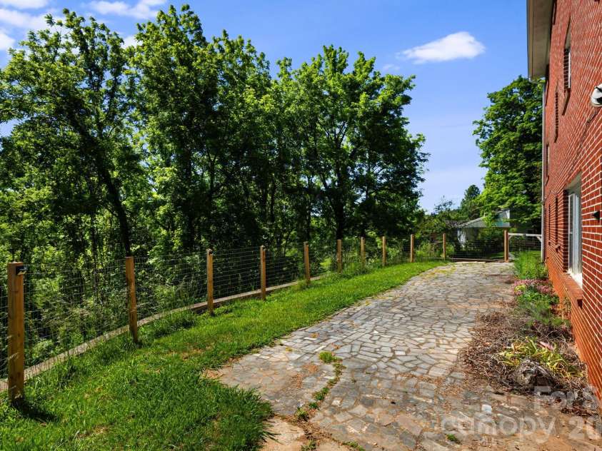 284 Chestnut Street, Mars Hill, NC 28754.  MLS# CAR4378070, YatesRealty ID 23032. 