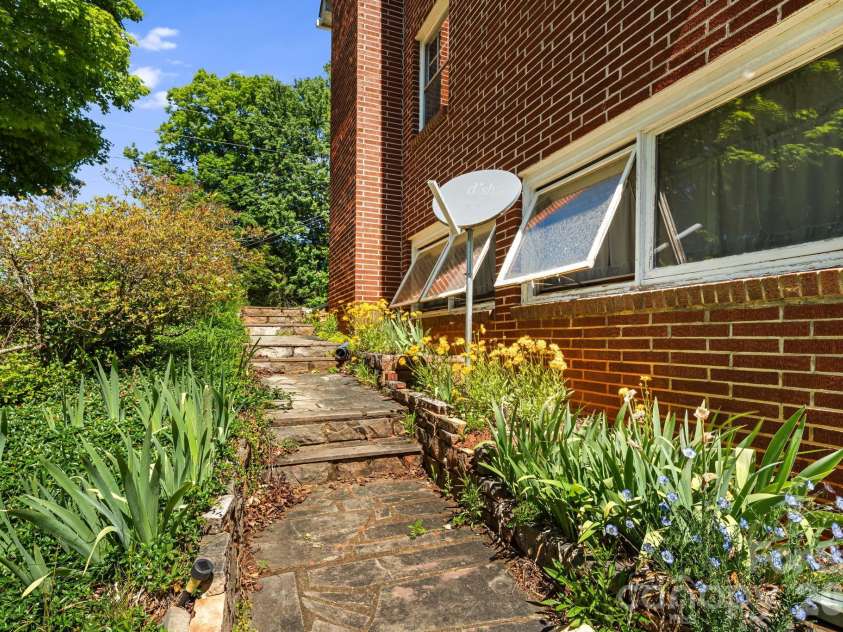 284 Chestnut Street, Mars Hill, NC 28754.  MLS# CAR4378070, YatesRealty ID 23032. 
