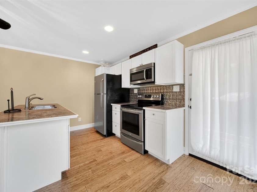 622 Carolina Avenue, Statesville, NC 28677.  MLS# CAR4276241, YatesRealty ID 23034. Apartment kitchen
