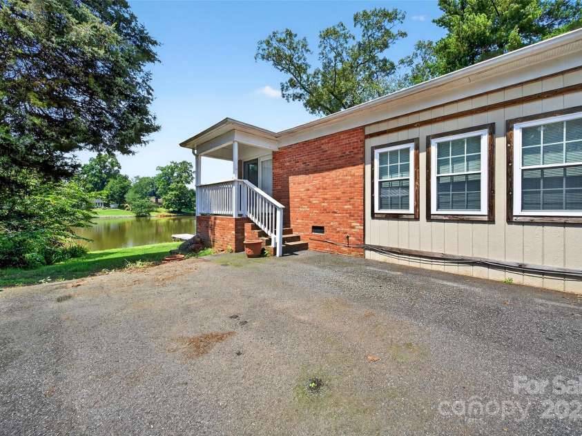 622 Carolina Avenue, Statesville, NC 28677.  MLS# CAR4276241, YatesRealty ID 23034. Entrance to apartment