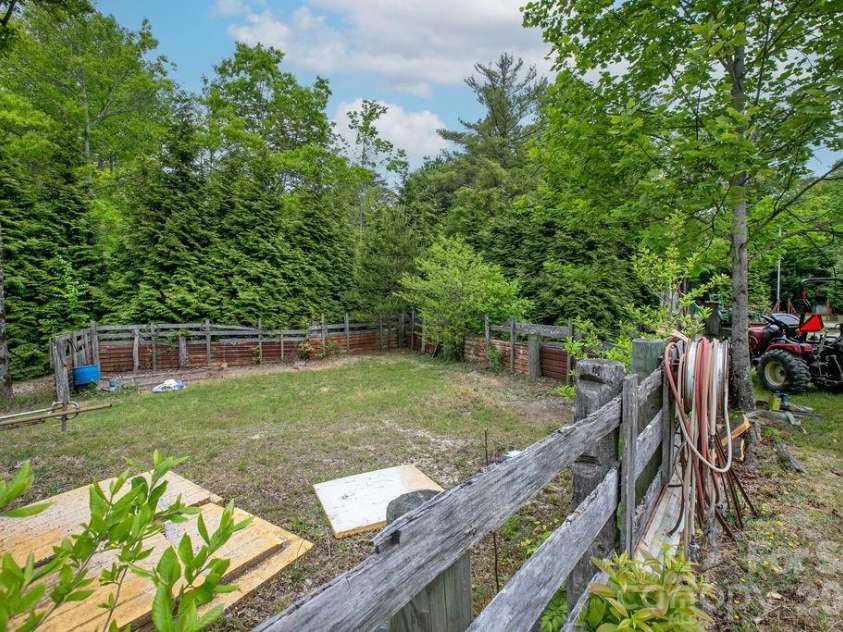 111 Wild Hog Creek Road, Rosman, NC 28772.  MLS# CAR4380401, YatesRealty ID 23035. Coral