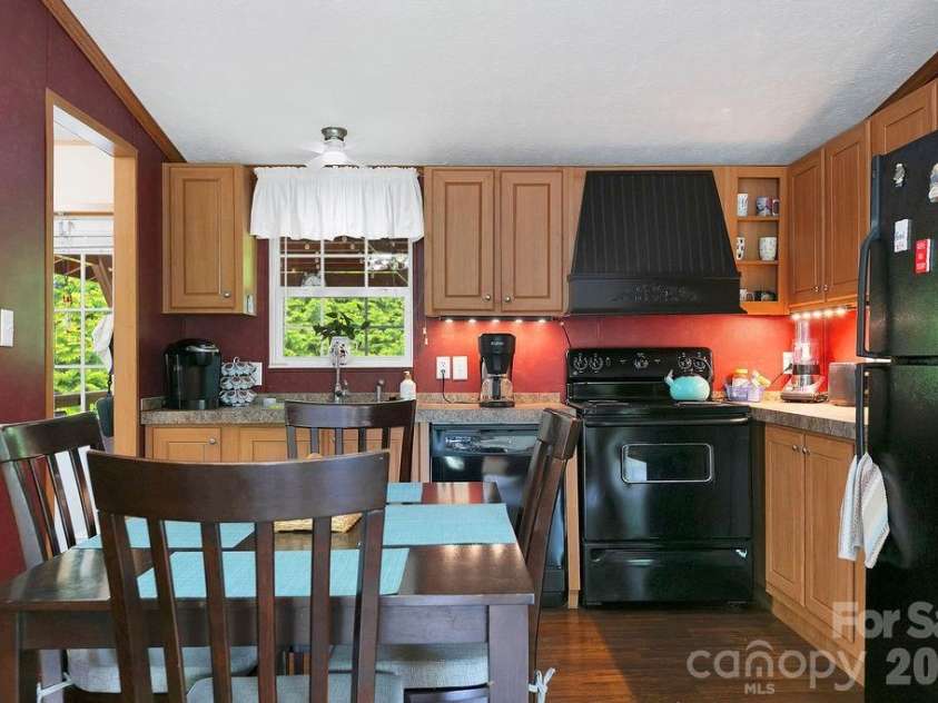 111 Wild Hog Creek Road, Rosman, NC 28772.  MLS# CAR4380401, YatesRealty ID 23035. Dine-in Kitchen