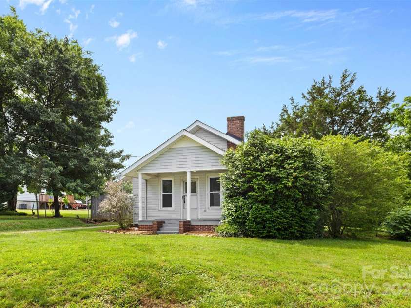 2519 2nd Avenue, Hickory, NC 28602.  MLS# CAR4268337, YatesRealty ID 23035. 