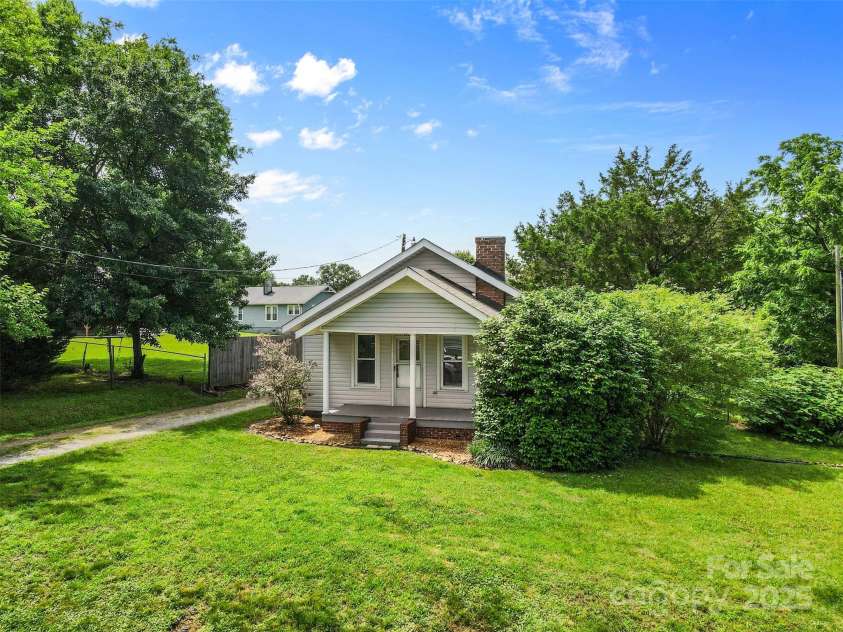 2519 2nd Avenue, Hickory, NC 28602.  MLS# CAR4268337, YatesRealty ID 23035. 