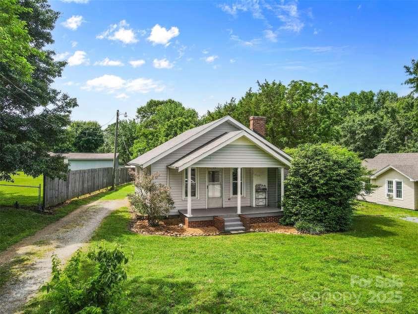 2519 2nd Avenue, Hickory, NC 28602.  MLS# CAR4268337, YatesRealty ID 23035. 
