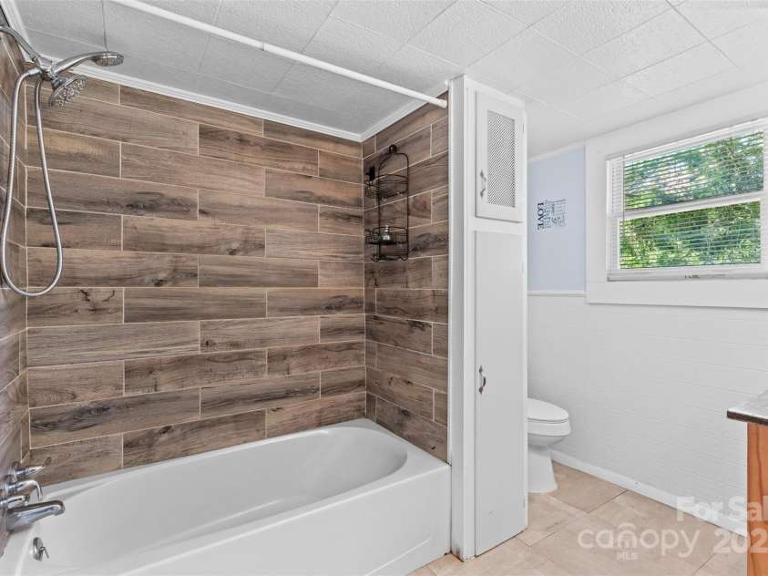 2519 2nd Avenue, Hickory, NC 28602.  MLS# CAR4268337, YatesRealty ID 23035. Bathroom