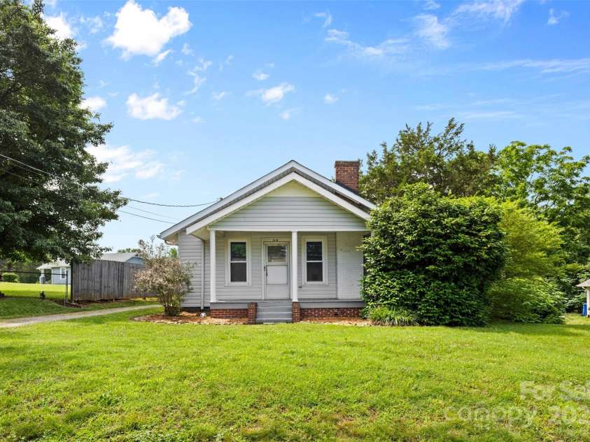 2519 2nd Avenue, Hickory, NC 28602.  MLS# CAR4268337, YatesRealty ID 23035. Front of Home