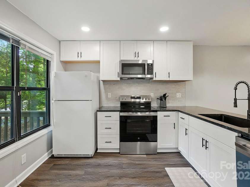 392 Tall Oaks Trail, Fort Mill, SC 29715.  MLS# CAR4257699, YatesRealty ID 23036. Kitchen