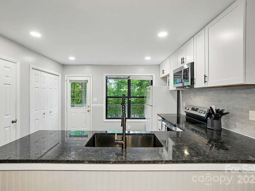 392 Tall Oaks Trail, Fort Mill, SC 29715.  MLS# CAR4257699, YatesRealty ID 23036. Kitchen