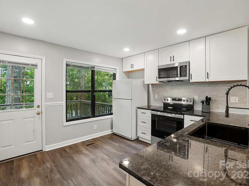 392 Tall Oaks Trail, Fort Mill, SC 29715.  MLS# CAR4257699, YatesRealty ID 23036. Kitchen