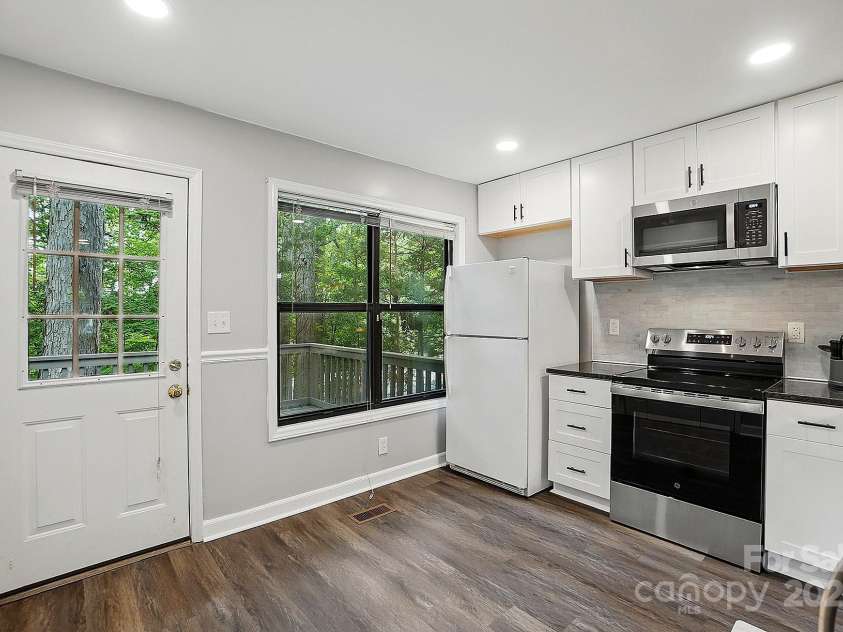 392 Tall Oaks Trail, Fort Mill, SC 29715.  MLS# CAR4257699, YatesRealty ID 23036. Kitchen